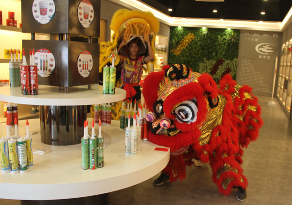 千秋偉業(yè)添錦繡 萬(wàn)里鵬程展宏圖 —— 常青樹(shù)舞獅獻(xiàn)瑞賀新春，歡天喜地迎開(kāi)工！